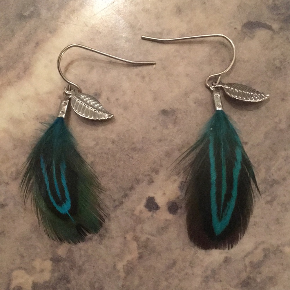 Beautiful feather earrings 🏝